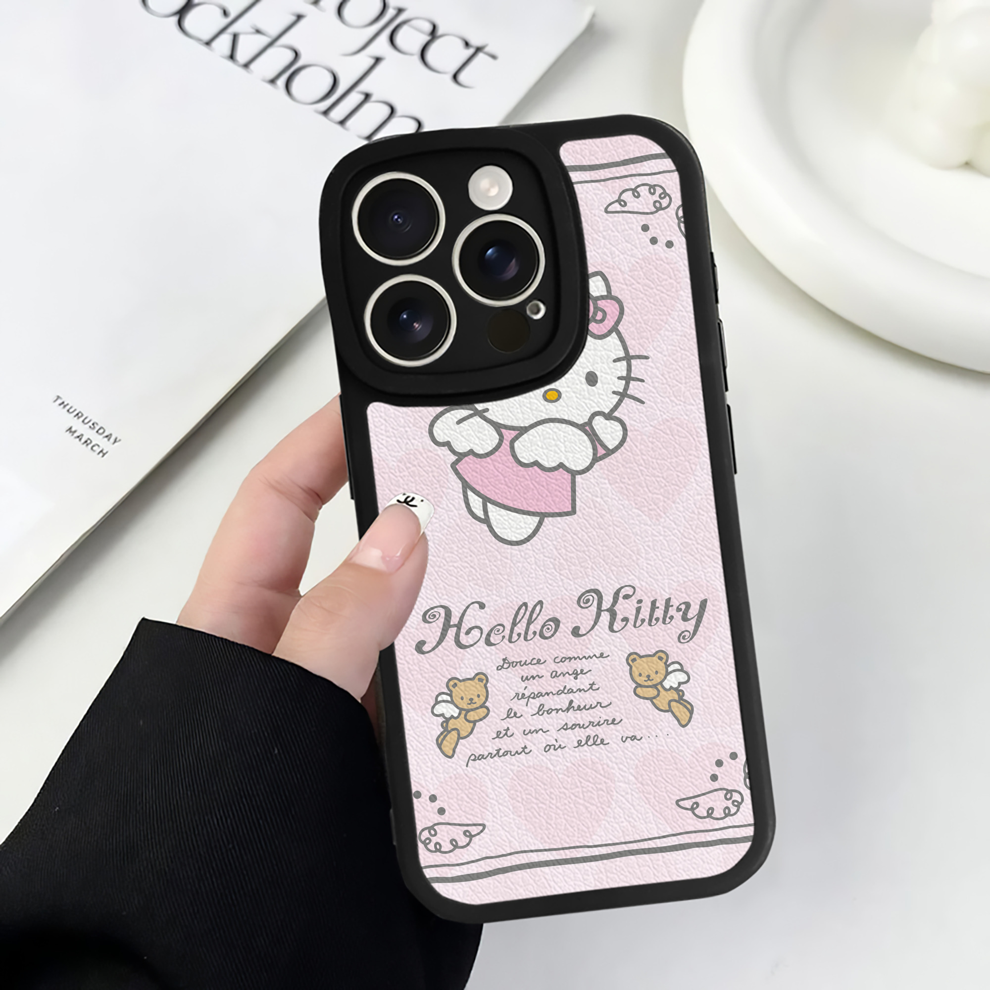 （画像用） Hello Kitty ハローキティ 【iPhone 16シリーズ対応】シリコンスマホケース（レザー調） 材質：シリコン